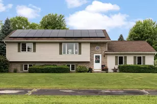 888 N Thompson Rd, Sun Prairie, WI 53590 - Photo 2