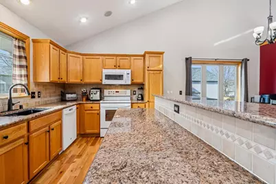 419 Sherbrooke Drive, Sun Prairie, WI 53590 - Photo 2