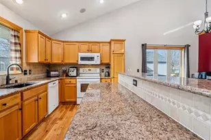 419 Sherbrooke Dr, Sun Prairie, WI 53590 - Photo 2