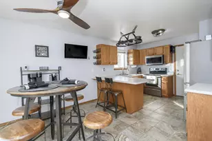 543 Goldenrod Cir, Verona, WI 53593 - Photo 6