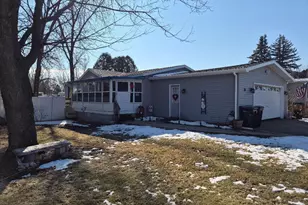 18 Falling Creek Dr, Janesville, WI 53548 - Photo 2