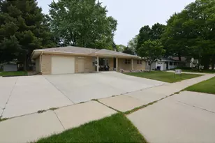 1909 E Memorial Dr, Janesville, WI 53545 - Photo 2