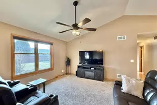 2656 N Wuthering Hills Dr, Janesville, WI 53546 - Photo 8