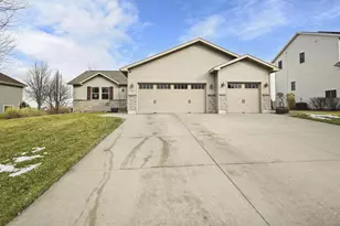 1426 Chadsworth Dr, Sun Prairie, WI 53590 - Photo 2