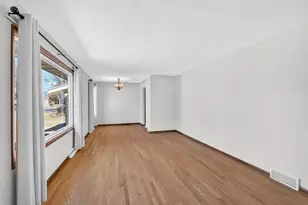 435 Woodview Dr, Sun Prairie, WI 53590 - Photo 4