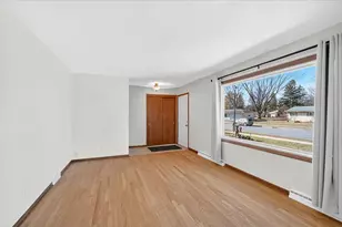 435 Woodview Dr, Sun Prairie, WI 53590 - Photo 6