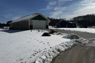 410 Glen Becker Ct, Wisconsin Dells, WI 53965 - Photo 4