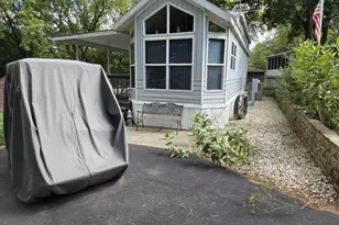 423 Skyline Dr, Edgerton, WI 53534 - Photo 2