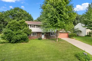 571 S Hillcrest Dr, Verona, WI 53593 - Photo 2