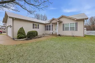 1017 E Pinecrest Ln, Elkhorn, WI 53121 - Photo 2