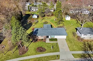 414 Woodview Dr, Sun Prairie, WI 53590 - Photo 2