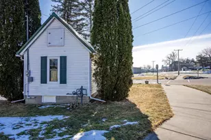 702 Academy St, Elroy, WI 53929 - Photo 18