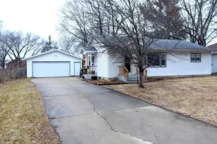 636 N Bird St, Sun Prairie, WI 53590 - Photo 2