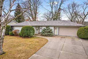 2306 Woodcrest Dr, Portage, WI 53901 - Photo 2