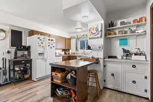 870 Waverly Pl, Green Bay, WI 54304 - Photo 2