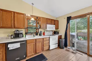 604 Robin Dr, Sun Prairie, WI 53590 - Photo 6