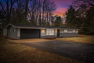 W5613 Cherokee Ln, New Lisbon, WI 53950 - Photo 4