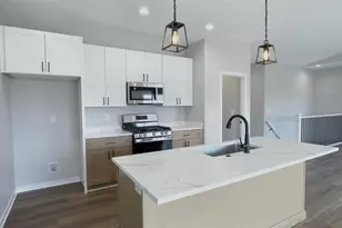 3822 N Woodbury Ln, Janesville, WI 53545 - Photo 4