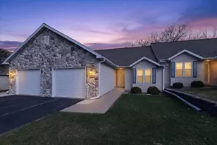 185 N Musket Ridge Dr, Sun Prairie, WI 53590 - Photo 2