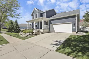 518 Lisa Ann Dr, Madison, WI 53718 - Photo 2
