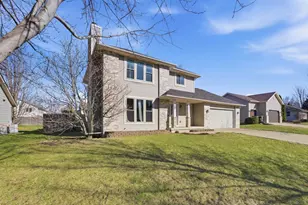 329 N Heatherstone Dr, Sun Prairie, WI 53590 - Photo 2