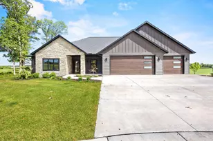 405 Prairie View Dr, Portage, WI 53901 - Photo 2