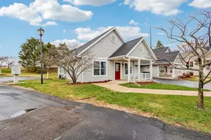 219 Larkspur Ct, Sun Prairie, WI 53590 - Photo 2