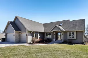 978 N Dewey Ave, Jefferson, WI 53549 - Photo 2