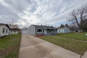 1860 Sun Valley Dr, Beloit, WI 53511 - Photo 2