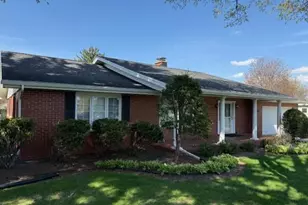 150 Hillcrest Cir, Sun Prairie, WI 53590 - Photo 2