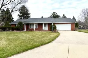 150 Hillcrest Cir, Sun Prairie, WI 53590 - Photo 2