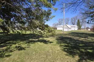 W5860 Advance Rd, Monroe, WI 53566 - Photo 14