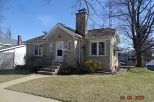 626 W Pleasant St, Portage, WI 53901 - Photo 1