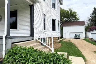 656 W James St, Columbus, WI 53925 - Photo 4