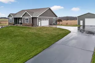 1823 S Brooklyn Dr, Stoughton, WI 53589 - Photo 2