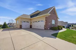 656 Rinpoche Ln, Oregon, WI 53575 - Photo 4