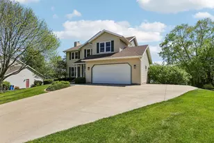 422 Oakwood Dr, Oregon, WI 53575 - Photo 2