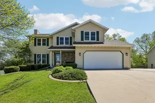 422 Oakwood Dr, Oregon, WI 53575 - Photo 2