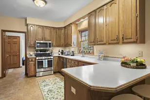 1606 Chadsworth Dr, Sun Prairie, WI 53590 - Photo 10