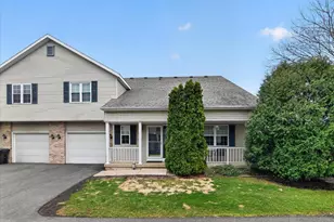 957 Chandler Ln, Sun Prairie, WI 53590 - Photo 2