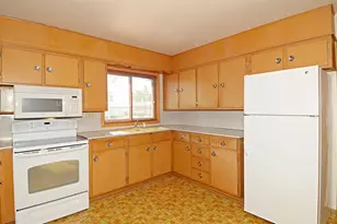 937 Hillside Dr, Jefferson, WI 53549 - Photo 8