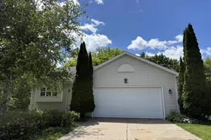 819 Spellman St, Mount Horeb, WI 53572 - Photo 4