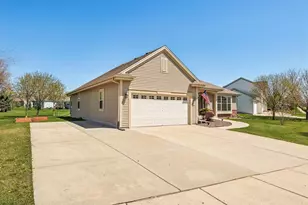 713 Bridlewood Ln Ln, Watertown, WI 53094 - Photo 2