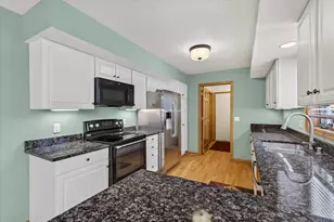 888 Chalfont Dr, Sun Prairie, WI 53590 - Photo 4