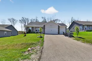 934 E Superior Dr, Edgerton, WI 53534 - Photo 2