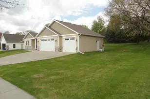 525 Eagle Ridge Ln, Portage, WI 53901 - Photo 2