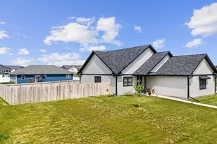 721 Roosevelt St, Baraboo, WI 53913 - Photo 2