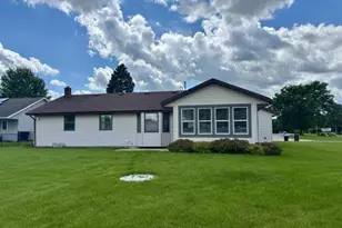226 Beechwood Dr, Janesville, WI 53548 - Photo 2