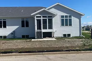 827 Vineyard Dr, Cambridge, WI 53523 - Photo 4