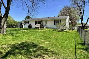 416 Lexington Pkwy, DeForest, WI 53532 - Photo 2